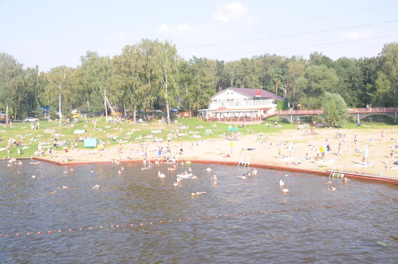 Грибки 2. Отель на воде Лакада. Лакада отель. Деревня грибки пляж. Водники 2/2 гостиница грибки.